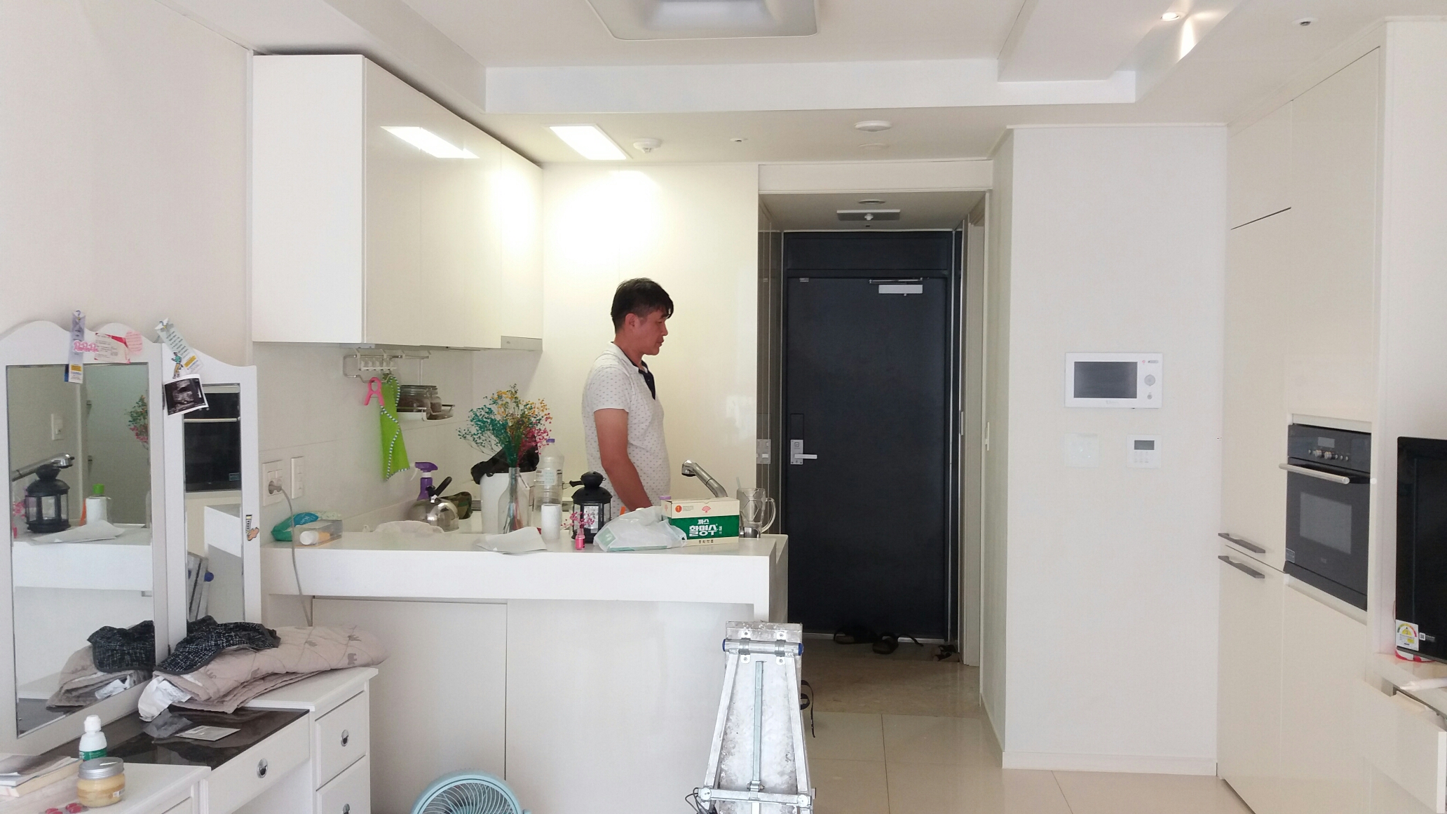 안방천정 벽지제거 곰팡이처리후 도배시공